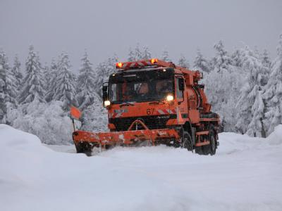 Eine Straße wird bei Braunlage im Oberharz geräumt. Schnee in Niedersachsen