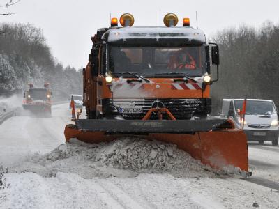 Räumfahrzeuge sind auf der A10 nahe dem brandenburgischen Mühlenbeck im Dauereinsatz. Winterwetter