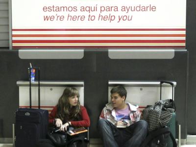 Zwei Passagiere warten am Flughafen Madrid-Barajas. Lotsenstreik in Spanien