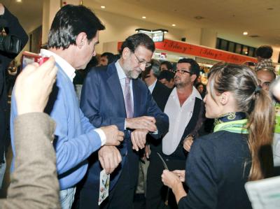 Auch der spanische Politiker Mariano Rajoy (2. vl.) sitzt fest - auf dem Flughafen von Lanzarote. Lotsenstreik in Spanien