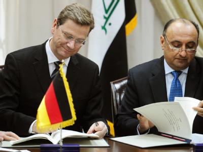 Außenminister Westerwelle und Iraks Industrieminister Fausi al-Hariri unterzeichnen ein Abkommen über Förderung und Schutz von Kapitalanlagen und Anlegern. Westerwelle im Irak