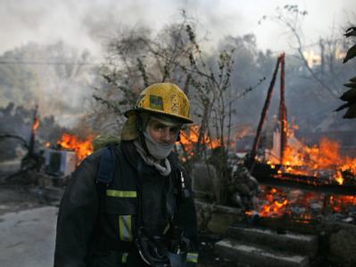 Feuerwehrmann in Ein Hod: Seit Ausbruch hat das Feuer mehr als 3400 Hektar Land zerstört. Großfeuer