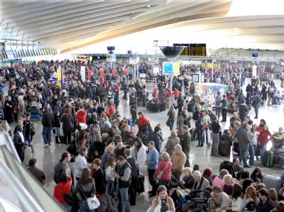 Hunderte Passagiere warten auf dem Flughafen von Bilbao. Warten