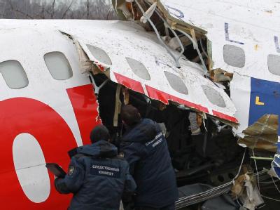 Ermittler am Unglücksort: Die TU-154 kam bei der Notlandung von der Landebahn ab. Am Unglücksort