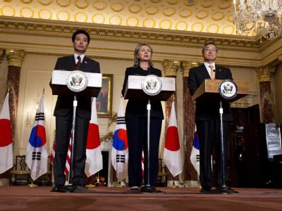 US-Außenministerin Clinton und die südkoreanischen und japanischen Kollegen, Kim Sung Hwan (r) und Seiji Maehara, waren sich einig: Schuld trage allein Nordkorea. USA, Südkorea, Japan beschuldigen Pjöngjang