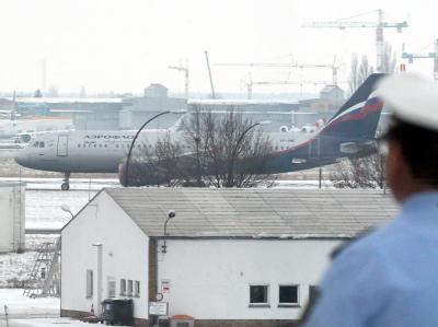 Ein Flugzeug der russischen Fluggesellschaft Aeroflot steht auf einer Sicherheitsposition des Flughafens Berlin -Schönefeld. Nach einer Bombendrohung war die Abfertigung der Maschine, die nach Moskau starten sollte, abgebrochen worden. Bombendrohung gegen Aeroflot-Maschine