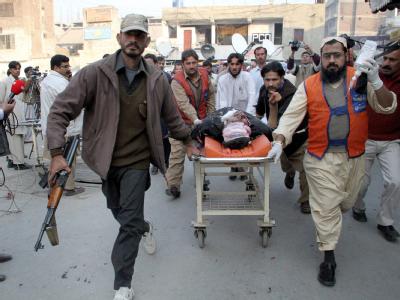 Helfer bringen einen Verletzten in ein Krankenhaus in Peshawar: Zwei Selbstmordanschläge haben bisher mindestens 40 Todesopfer gefordert. Anschläge in Pakistan