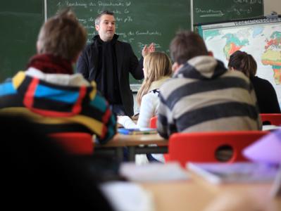 Hauptschule in Arnsberg (Sauerland). In Deutschland bleibt die Förderung von Migrantenkindern und Schülern aus bildungsfernen Elternhäusern weiter problematisch. PISA-Studie 2010