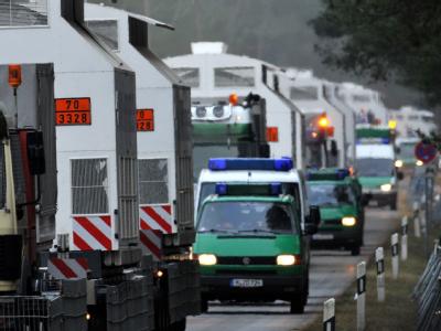Diese Bilder wird es noch länger geben: Tieflader mit Castoren auf dem Weg nach Gorleben (Archivfoto vom 09.11.2010). Gorleben-Atomtransport