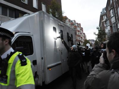 Wikileaks-Gründer Julian Assange wird in einem Gefängniswagen vom Gerichtstermin weggefahren. Assange bleibt in Haft
