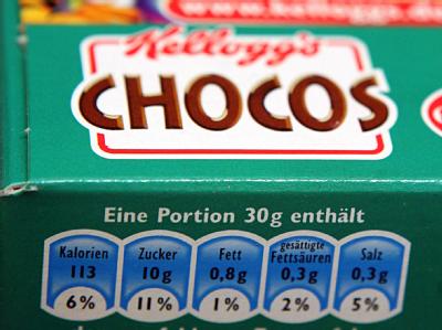 Auf einem Lebensmittelprodukt wird über die wichtigsten Inhaltsstoffe informiert. Eine bessere Kennzeichnung von Lebensmitteln wollen die EU-Verbraucherminister nun in Brüssel beschließen. Lebensmittelkennzeichnung