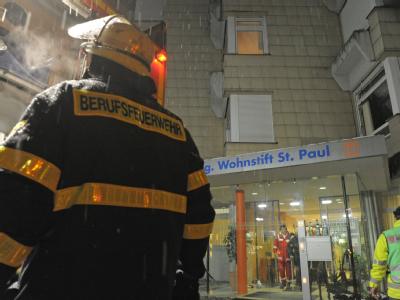 Ein Feuerwehrmann vor dem Eingang des Seniorenheims. Drei Tote bei Brand in Seniorenheim