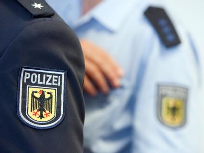 Polizeiabzeichen auf den Ärmeln zweier Bundespolizisten (Archivfoto vom 07.10.2009). Bundespolizei