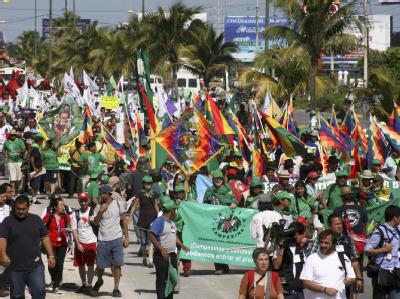Demonstration in Cancún. Nach Aussagen von Bundesumweltminister Röttgen gehen die Verhandlungen auf dem Klimagipfel unerwartet langsam voran. Demonstration in Cancún