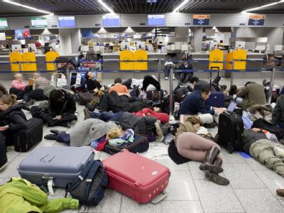 Wegen starker Schneefälle war Deutschlands größter Flughafen in der Nacht für vier Stunden komplett gesperrt worden. Viele Passagiere schlugen ihr Nachtlager direkt vor den Schaltern auf. Flughafen Frankfurt