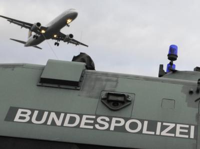 Ein gepanzertes Spezialfahrzeug der Bundespolizei steht nach Terrorwarnungen in der Anflugschneise des Flughafens in Frankfurt am Main. Bundespolizei