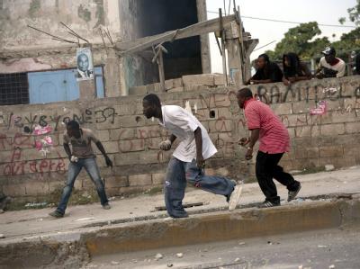 Demonstranten werfen Steine auf Blauhelm-Soldaten in in Port-au-Prince. Steinewerfer