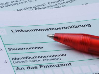 Die Spitzen der Koalition haben Steuervereinfachungen beschlossen. Das bringt Arbeitnehmern ein paar Euro mehr; Firmen sollen Milliarden sparen durch weniger Bürokratie. Steuervereinfachungen