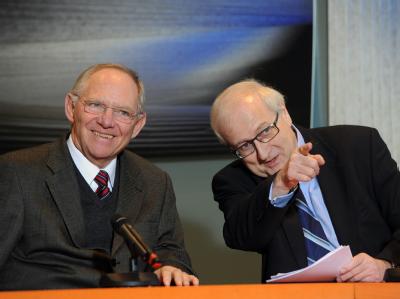 Die von der Koalition beschlossenen Steuervereinfachungen sollen nach Angaben von Schäuble (CDU) möglichst schnell greifen. Dazu solle ein Gesetz rasch in den Bundestag eingebracht und verabschiedet werden. Schäuble und Brüderle