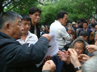 Auf dem Volksplatz in der Provinzhauptstadt Guiyang in Südchina wird Informationsmaterial über den Friedensnobelpreis verteilt. An jedem Wochenende kommen hier seit Jahren dutzende Bürger zu informellen politischen Diskussionsrunden zusammen. Reaktionen in China