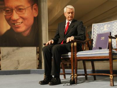 Zeremonie ohne Preisträger: Der Vorsitzende des norwegischen Nobel-Komitees Thorbjoern Jagland schaut auf einen leeren Stuhl, auf dem der neue Friedensnobelpreisträger Liu Xiaobo Platz nehmen sollte. Nobelpreis-Zeremonie