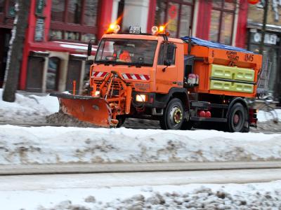 In diesen Tagen gern gesehene Zeitgenossen: Wie hier in Leipzig sorgen Räumfahrzeuge nach dem Schnee für freie Fahrt auf den Straßen. Winterdienst in Leipzig