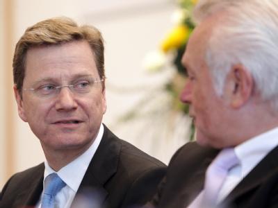 Der FDP-Bundesvorsitzende Westerwelle (l) und der FDP-Fraktionsvorsitzende Wolfgang Kubicki am 06.11.2010 auf einem Landesparteitag der schleswig-holsteinischen FDP. Kubicki kritisiert Zustand der FDP