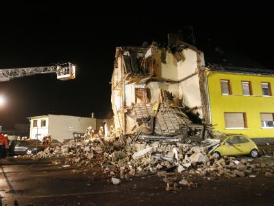 Feuerwehrleute suchen in einem Wohnhaus in Brühl nach Überlebenden. Die Doppelhaushälfte war nach einer Gasexplosion eingestürzt. Hauseinsturz in Brühl