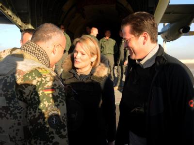 Karl Theodor zu Guttenberg und seine Frau Stephanie werden nach der Landung im Feldlager Kundus von einem Soldaten begrüßt. Verteidigungsminister Guttenberg in Afghanistan