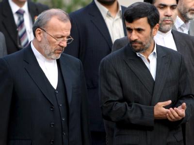 Irans Präsident Mahmud Ahmadinedschad (r) hat Außenminister Manuchehr Mottaki entlassen. Irans Außenminister Mottaki entlassen