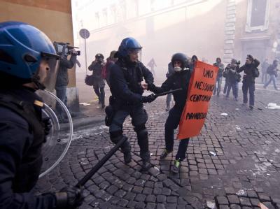 Nach dem knappen Sieg des angeschlagenen italienischen Ministerpräsidenten Berlusconi bei einem Misstrauensvotum ist es zu Krawallen gekommen. Krawalle in Rom