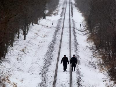 Bundespolizisten kontrollieren das Anschlussgleis, auf dem der geplante Castor-Transport aus dem französischen Cadarache ins Zwischenlager bei Lubmin fahren soll. Vor Castor-Transport