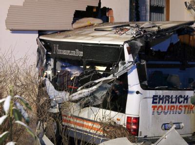 Bei dem tragischen Unfall im Spessart kamen zwei Menschen ums Leben. Unfall mit Linienbus
