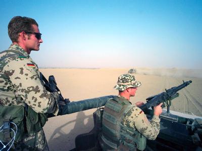 Soldaten einer Fallschirmjäger-Patrouille sichern den Nahbereich des Bundeswehr-Feldlagers in Kundus (Archivfoto). Deutsche Soldaten in Afghanistan