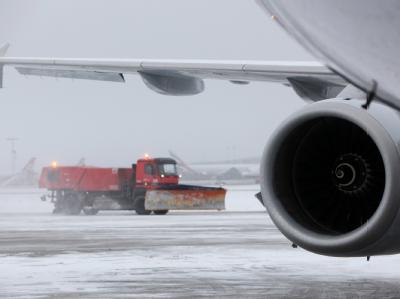 Schneefall und Kälte bringen in ganz Europa den Flugverkehr durcheinander. Räumfahrzeug