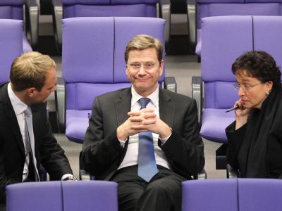FDP-Chef Westerwelle berät sich mit Generalsekretär Lindner und Fraktionschefin Homburger. (Archivbild) Westerwelle Lindner Homburger