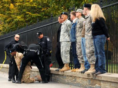 Aus Protest gegen die Schwulenregelung bei US-Militär haben sich Demonstranten an den Zaun des Weißen Hauses gekettet. Präsident Obama hat den Schwulen-Bann in der Armee jetzt aufgehoben. Protest gegen Schwulenregelung