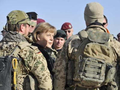 Bundeskanzlerin Merkel unterhält sich im Feldlager in Kundus mit Bundeswehrsoldaten. Kanzlerin Merkel in Kundus