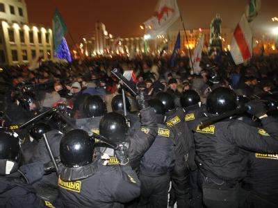 Bei den blutigen Protesten gegen die Präsidentenwahl in Weißrussland sind mehrere Oppositionskandidaten verletzt und rund 1000 Menschen festgenommen worden. Blutige Wahlnacht