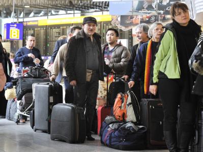 Hoffnungslos überfüllt ist die Abflughalle im Flughafen Frankfurt. Chaos am Flughafen Frankfurt