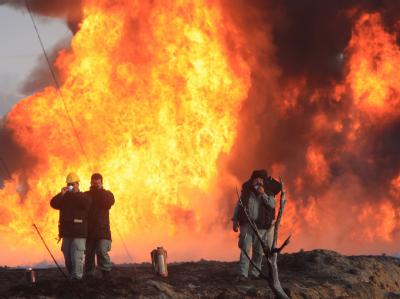 Die heftige Detonation wurde möglicherweise durch illegales Abzapfen von Öl ausgelöst. Explosion einer Pipeline