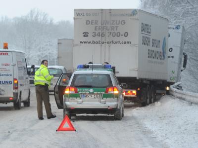 Trotz des Fahrverbots für Lastwagen in NRW ist ein Lkw bei Essen in die Leitplanke gerutscht. LKW Fahrverbot