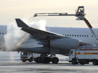 Die Wetterkapriolen haben dem Stuttgarter Flughafen seltene Gäste beschert: Fünf Jumbos, die eigentlich Frankfurt ansteuern sollten, landeten in der baden-württembergischen Landeshauptstadt. Winter auf dem Stuttgarter Flughafen