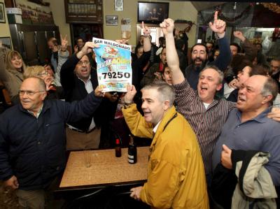 Und der Gewinner ist...? In einer Bar in Barcelona wurde die Ziehung live im Fernsehen verfolgt. 79250!
