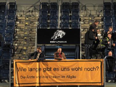 Ärzteprotest in der Nürnberger Arena. Die Folge eines Ausstiegs aus dem Kassensystem wäre nach Einschätzung von Experten ein Beben gewesen, das das gesamte deutsche Gesundheitswesen erschüttern hätte. Kassenausstieg zunächst gescheitert