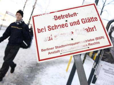 Ein Warnschild mit der Aufschrift Warnung