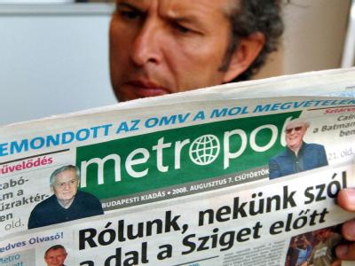 Ein Mann liest Zeitung in der Budapester U-Bahn. (Archivbild) Ungarn Pressefreiheit