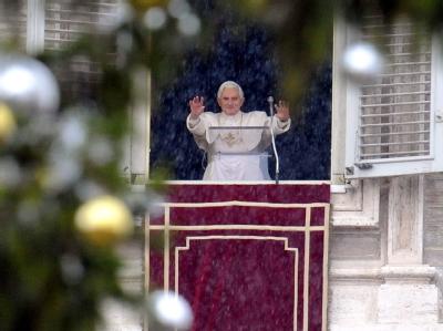 Papst Benedikt XVI. spendet am Samstag den Segen «Urbi et Orbi». (Archivbild) Papst Benedikt XVI.