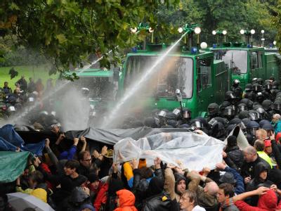 Ein Wasserwerfer spritzt im Schlossgarten auf Demonstranten. (Archivfoto vom 30.09.2010) Stuttgart 21