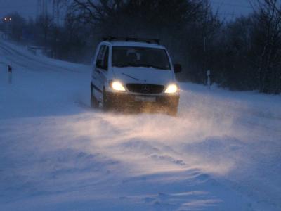 Ein Auto auf der schneebedeckten B203 in Schleswig-Holstein. Schnee in Schleswig-Holstein